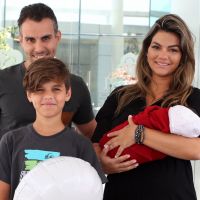 Kelly Key deixa maternidade no Rio após nascimento de Artur, seu terceiro filho