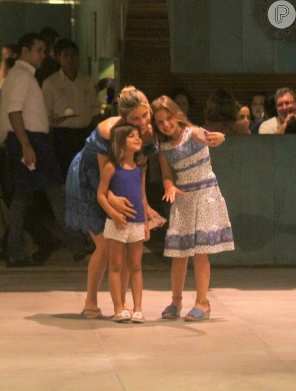 Grazi Massafera posa com a filha, Sofia, e uma fã durante passeio no shopping