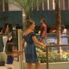 Grazi Massafera faz compras no Rio com o namorado, Patrick Bulus, e a filha, Sofia. Fotos foram feitas na noite de sábado, 28 de janeiro de 2017