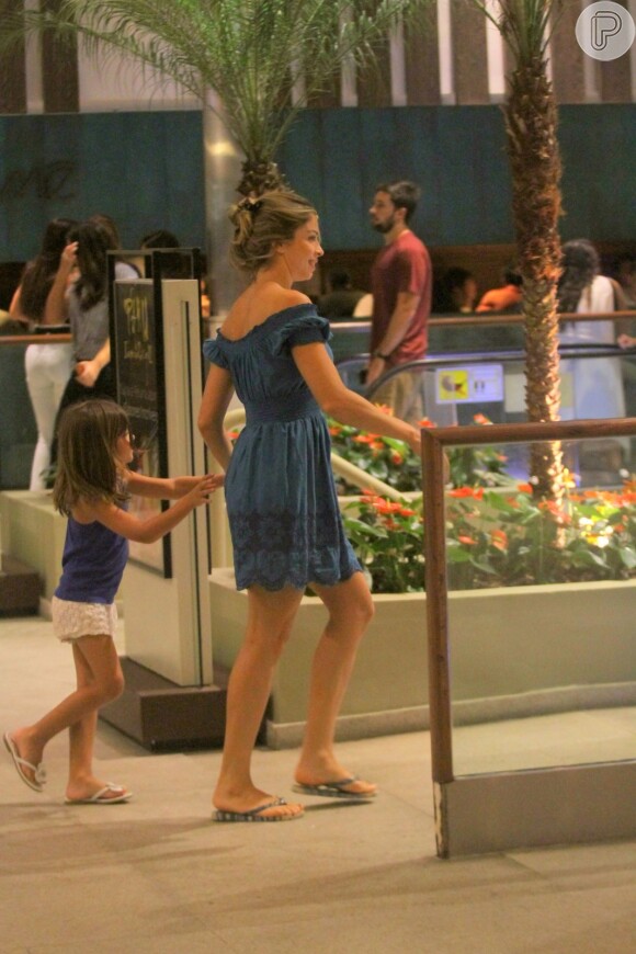 Grazi Massafera faz compras no Rio com o namorado, Patrick Bulus, e a filha, Sofia. Fotos foram feitas na noite de sábado, 28 de janeiro de 2017