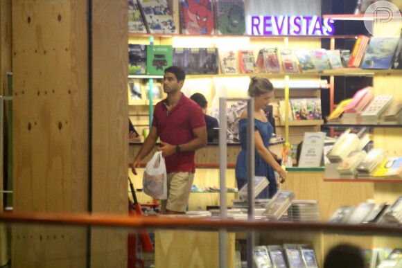 Grazi Massafera faz compras no Rio com o namorado, Patrick Bulus, e a filha, Sofia. Fotos foram feitas na noite de sábado, 28 de janeiro de 2017