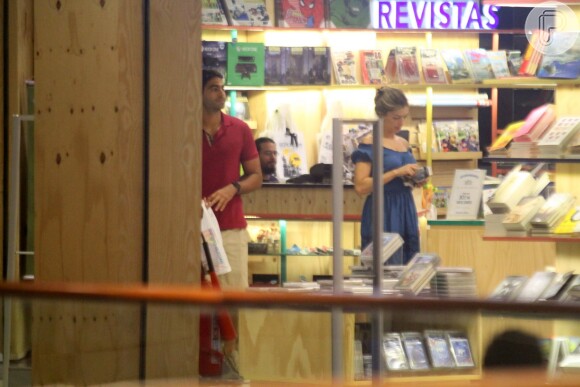 Grazi Massafera faz compras no Rio com o namorado, Patrick Bulus, e a filha, Sofia. Fotos foram feitas na noite de sábado, 28 de janeiro de 2017