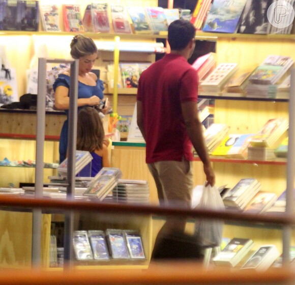 Grazi Massafera faz compras no Rio com o namorado, Patrick Bulus, e a filha, Sofia. Fotos foram feitas na noite de sábado, 28 de janeiro de 2017