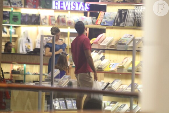 Grazi Massafera faz compras no Rio com o namorado, Patrick Bulus, e a filha, Sofia. Fotos foram feitas na noite de sábado, 28 de janeiro de 2017