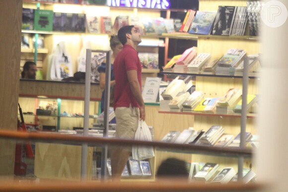 Grazi Massafera faz compras no Rio com o namorado, Patrick Bulus, e a filha, Sofia. Fotos foram feitas na noite de sábado, 28 de janeiro de 2017