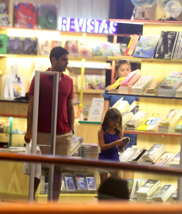 Grazi Massafera faz compras no Rio com o namorado, Patrick Bulus, e a filha, Sofia. Fotos foram feitas na noite de sábado, 28 de janeiro de 2017
