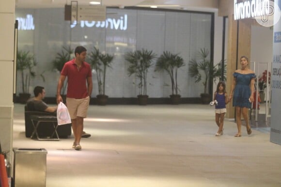 Grazi Massafera deixa loja no shopping com a filha, Sofia, e o namorado, Patrick Bulus