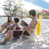 William (Thiago Rodrigues), Celina (Mariana Rios) e Nilson(JP Rufino) aproveitam um dia na praia, no Rio de Janeiro, em 'Além do Horizonte'