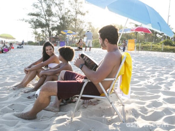 William (Thiago Rodrigues), Celina (Mariana Rios) e Nilson(JP Rufino) aproveitam um dia na praia, no Rio de Janeiro, em 'Além do Horizonte'