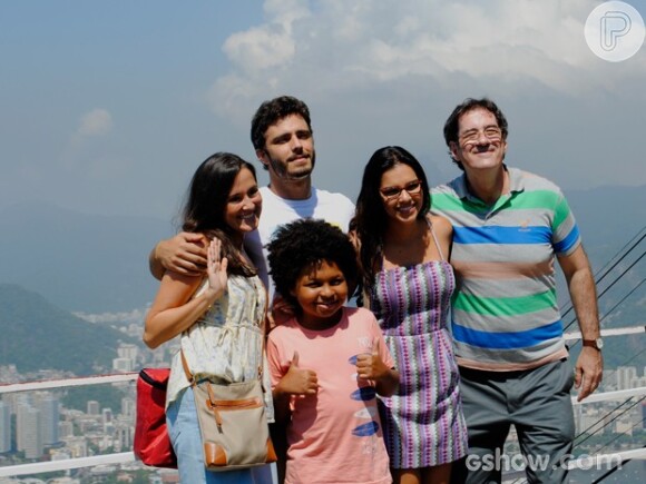 William (Thiago Rodrigues) foi visto por LC (Antonio Calloni) durante um passeio turístico no Pão-de-Açúcar, em 'Além do Horizonte'