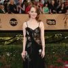 Emma Stone, que ganhou o prêmio de Melhor Atriz por 'La La Land', usou um delicado vestido Alexander McQueen com flores e paetês bordados