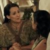 Darda (Ana Barrozo) se preocupa com o estado de saúde de Sama (Andrea Avancini), na novela 'A Terra Prometida'