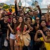 Isis se diverte ao gravar no Pará e posa com uma multidão na capital, Belém