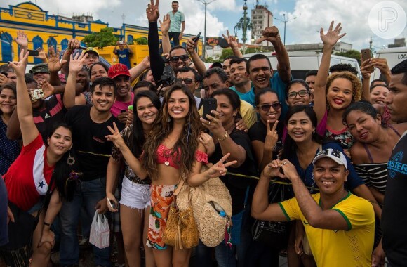 Isis se diverte ao gravar no Pará e posa com uma multidão na capital, Belém