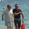 Elton John e David passeiam em praia