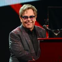 Elton John exige canais de esportes 24 horas em camarins dos shows no Brasil