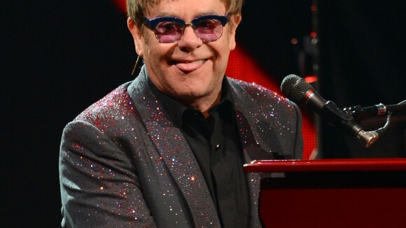 Elton John exige canais de esportes 24 horas em camarins dos shows no Brasil