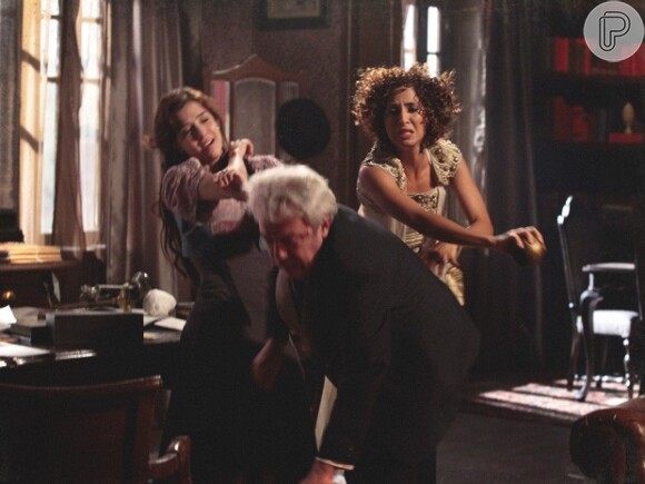 Isabel (Camila Pitanga) e Celinha (Isabela Garcia) salvam Laura (Marjorie Estiano) de ser estuprada pelo senador Laranjeiras (Dudu Sandroni) em 'Lado a Lado'