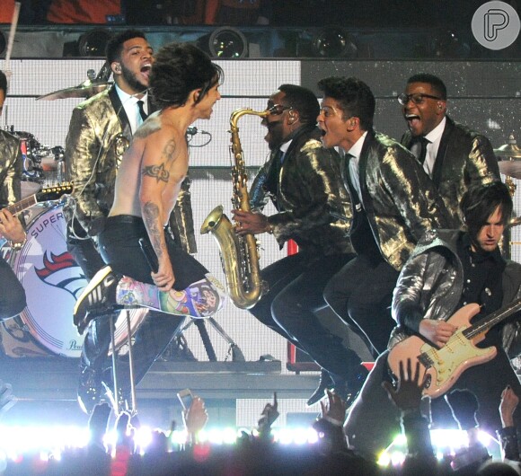 Anthony Kiedis e os demias integrantes do Red Hot Chili Peppers se juntaram a Bruno Mars quando o cantor puxou o sucesso da banda 'Give it Away'