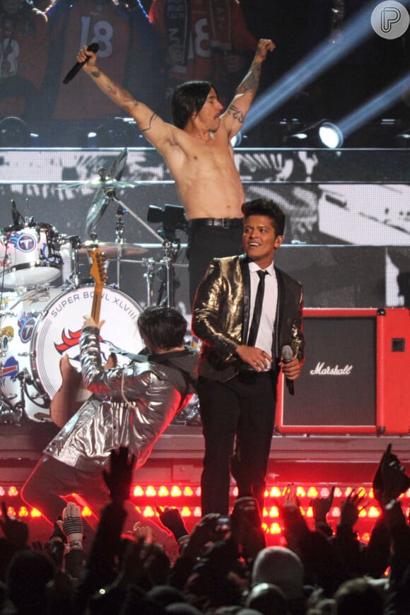 O Red Hot Chili Peppers se apresentou com o cantor Bruno Mars