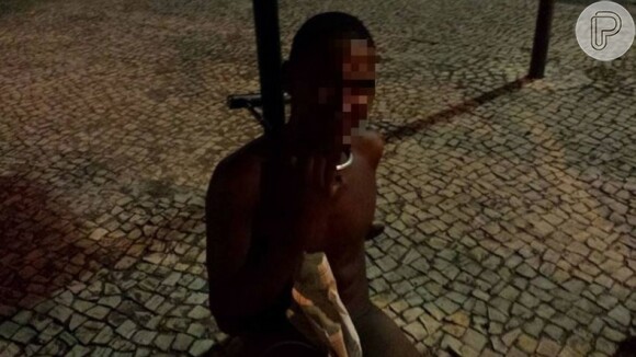 Um adolescente acusado de praticar roubos e furtos foi preso por um grupo no Rio