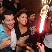 Paloma Bernardi e Thiago Martins festejam 1 ano de namoro ao som do Trio Ternura