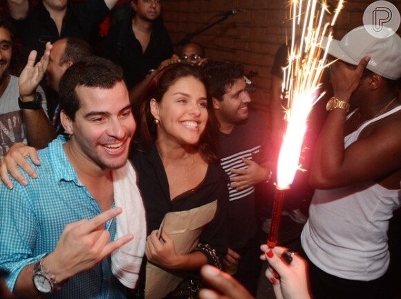 Paloma Bernardi e Thiago Martins comemoram um ano de namoro em 10 de janeiro de 2013, durante show do Trio Ternura, na Urca, RJ