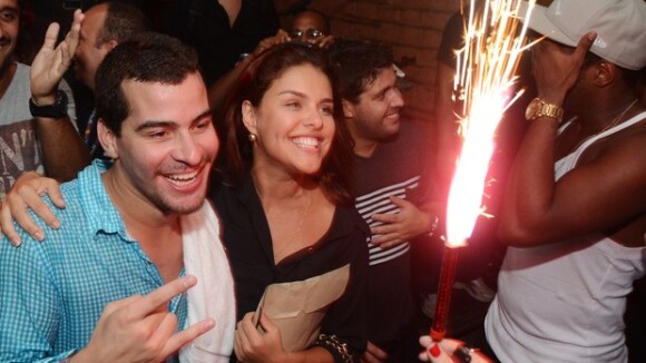 Paloma Bernardi e Thiago Martins festejam 1 ano de namoro ao som do Trio Ternura