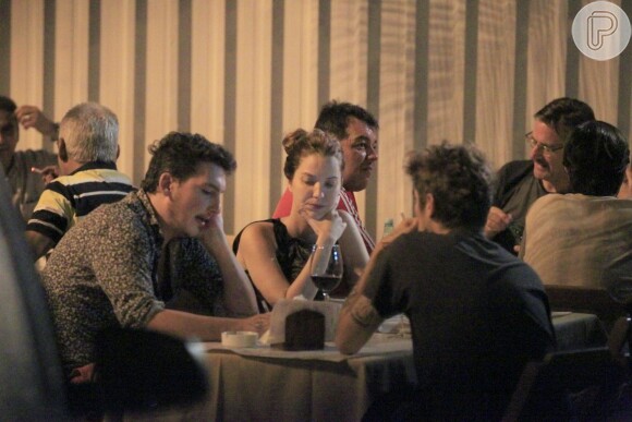 Nathalia Dill curte noite em barzinho com o namorado Caio Soh e  um amigo na Barra da Tijuca, no Rio