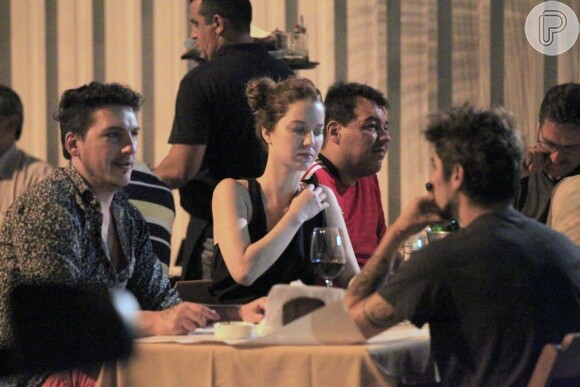 Nathalia Dill e namorado Caio Soh em um bar na Barra da Tijuca, no Rio