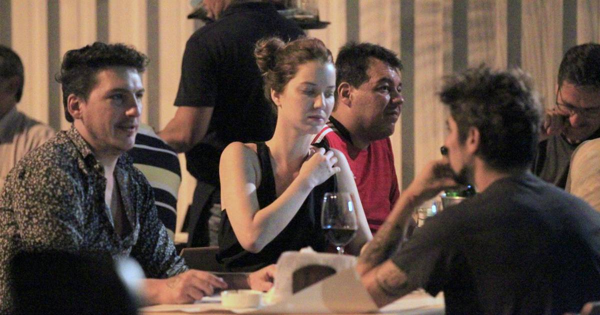 Nathalia Dill, de 'Joia Rara', e Caio Sóh vão a barzinho na Barra da Tijuca, RJ Purepeople