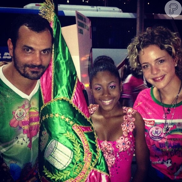 Leandra Leal será destaque no desfile da Mangueira no carnaval deste ano. A atriz publicou uma foto em seu Instagram com a porta bandeira da escola