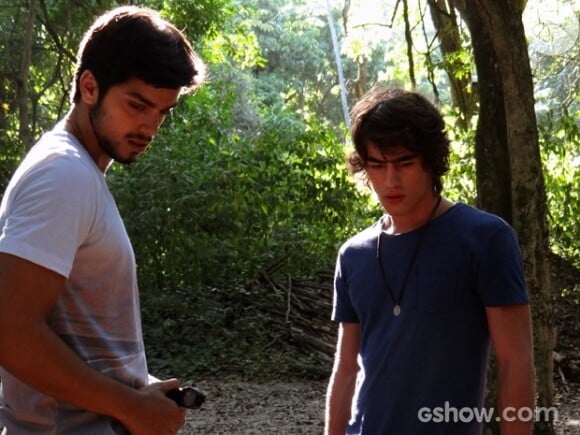 Marlon (Rodrigo Simas) e Rafa (Vinícius Tardio) encontraram pedras enterradas na suposta cova de William (Thiago Rodrigues), em 'Além do Horizonte'