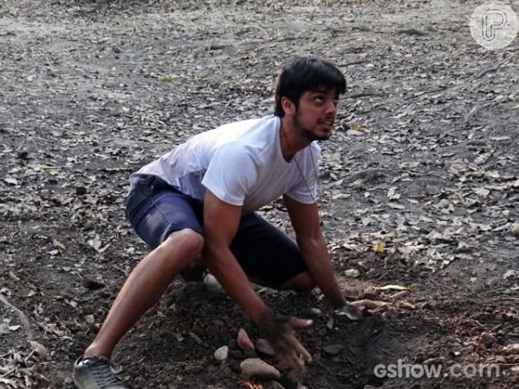Marlon (Rodrigo Simas) escava a suposta sepultura mas não encontra nem vestígio de William (Thiago Rodrigues), em 'Além do Horizonte'