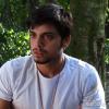 Marlon (Rodrigo Simas) questiona LC (Antonio Calloni) sobre o destino de seu irmão, em 'Além do Horizonte'