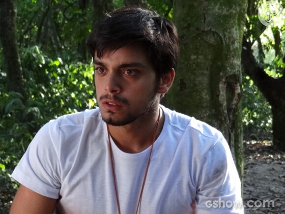 Marlon (Rodrigo Simas) questiona LC (Antonio Calloni) sobre o destino de seu irmão, em 'Além do Horizonte'