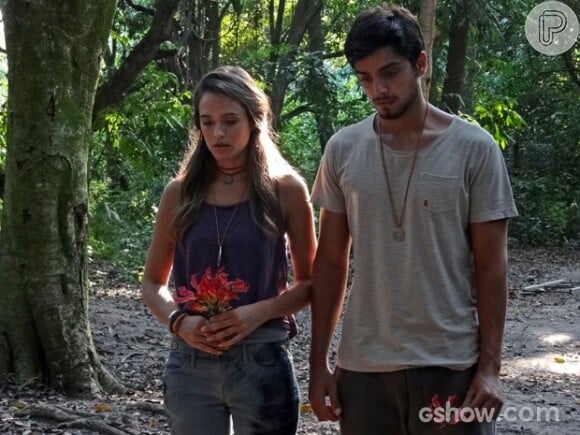 Marlon (Rodrigo Simas) e Lili (Juliana Paiva) haviam se despedido de William (Thiago Rodrigues) pensando que ele morreu e está enterrado na mata próximo à comunidade, em 'Além do Horizonte'