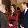 Príncipe William e Kate Middleton conversam com Paul Emsley