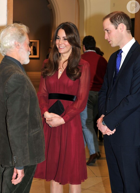 Príncipe William e Kate Middleton conversam com Paul Emsley