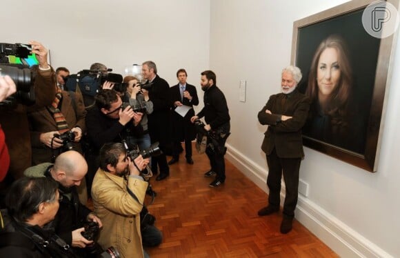 Paul Emsley posa para os fotógrafos diante de sua obra