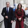 William e Kate Middleton vão a galeria em Londres para ver o retrato da princesa feito pelo artista Paul Emsley, em 11 de janeiro de 2013