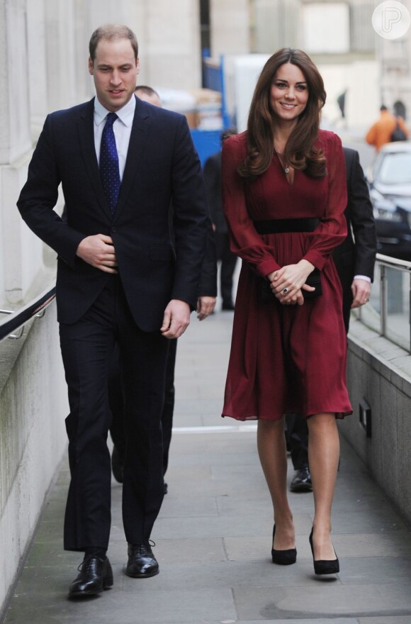 William e Kate Middleton vão a galeria em Londres para ver o retrato da princesa feito pelo artista Paul Emsley, em 11 de janeiro de 2013