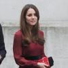 Kate Middleton e príncipe William prestigiam a exibição do retrato da princesa pintado por Paul Emsley
