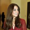 Kate Middleton e príncipe William prestigiam a exibição do retrato da princesa pintado por Paul Emsley