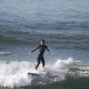 Daniele Suzuki escolheu um macacão de neoprene para surfar na manhã desta terça-feira, 11 de fevereiro de 2014