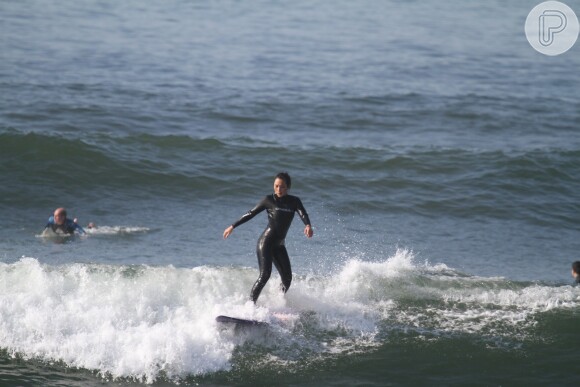 Daniele Suzuki escolheu um macacão de neoprene para surfar na manhã desta terça-feira, 11 de fevereiro de 2014