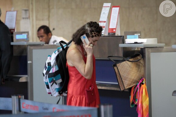 De mochila, Regina Duarte aparece com visual Hippie Chic em aeroporto em São Paulo