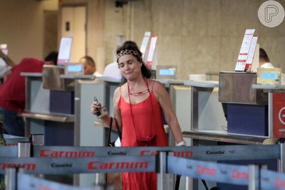 Regina Duarte aparece de mochila e visual retrô no aeroporto Congonhas, em São Pauloo
