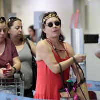 Regina Duarte aparece em aeroporto de São Paulo com visual inusitado
