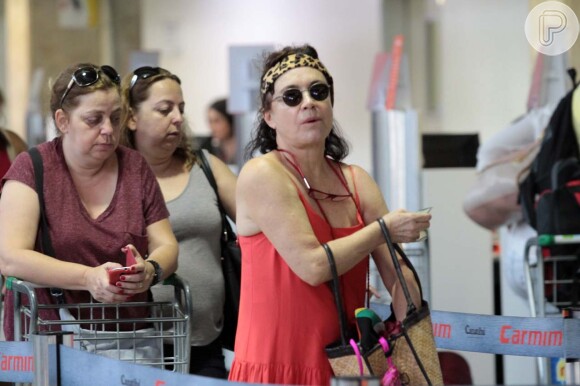 Regina Duarte aparece com visual Hippie Chic em aeroporto em São Paulo